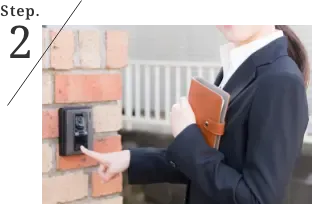 ステップ2 スタッフが訪問先のインターホンを押して出張買取の訪問を知らせている様子