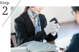 ステップ2 スタッフが商品を丁寧に査定している様子