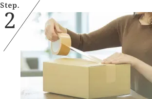 ステップ2 段ボールに商品を梱包している様子