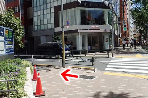 新宿三丁目駅Ｃ８出口から徒歩