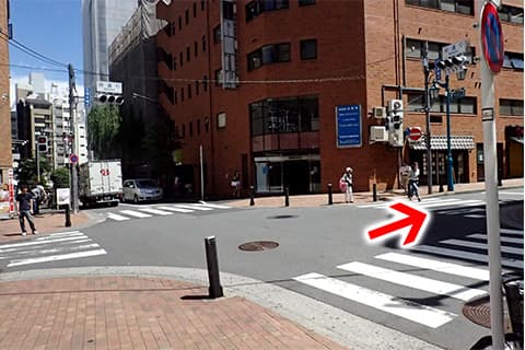 新宿三丁目駅Ｃ８出口から徒歩